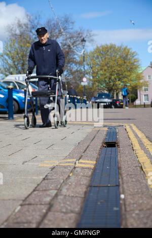 Couvercle de grille manquants dans une rue piétonne à Great Yarmouth posing trébuchement aux piétons. Banque D'Images