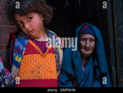 Fille afghane avec sa grand-mère dans une maison du Pamir, province de Badakhshan, Qazi deh, Afghanistan Banque D'Images