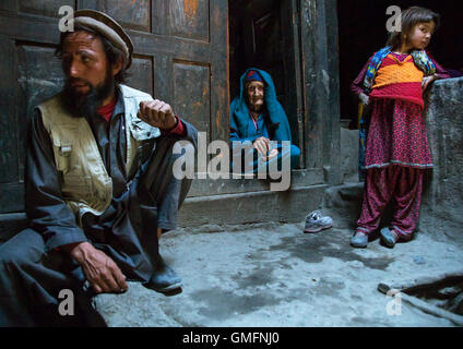 L'homme de l'Afghanistan avec sa vieille mère et sa fille dans une chambre du Pamir, province de Badakhshan, Qazi deh, Afghanistan Banque D'Images