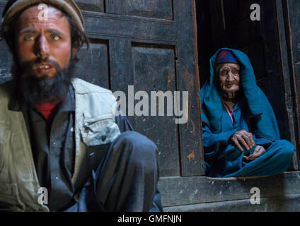 L'homme de l'Afghanistan avec sa vieille mère dans une maison du Pamir, province de Badakhshan, Qazi deh, Afghanistan Banque D'Images