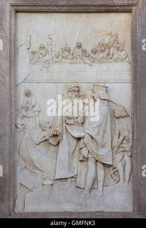 Leonardo da Vinci présente son projet de nouvelles écluses pour la navigation de l'eau dans le réseau de canaux Navigli de Milan pour le Duc Ludovic Sforza de Milan et son épouse Béatrice d'Este. En relief sur le socle du monument à Leonardo da Vinci par le sculpteur Pietro Magni dans colmpeted 1872 sur la Piazza della Scala de Milan, Lombardie, Italie. Banque D'Images