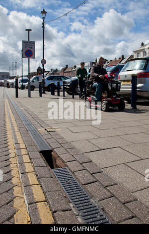 Couvercle de grille manquants dans une rue piétonne à Great Yarmouth posing trébuchement aux piétons. Banque D'Images