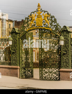 La porte d'entrée avec les armoiries de la Sheremetev Palace Banque D'Images
