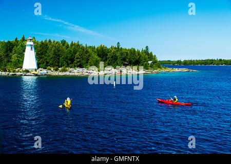 Phare Big Tub à Lighthouse point près de Tobermory marquant l'entrée du port Big Tub, lac Huron, Ontario, Canada Banque D'Images
