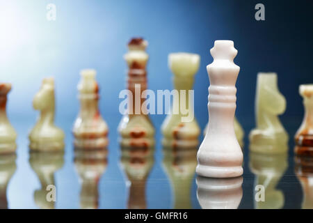 Ensemble de pièces d'échecs en onyx sur un fond sombre Banque D'Images