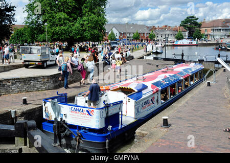 Le Warwickshire Stratford Upon Avon - le canal - Bancroft Gdns - Plaisir - maison de foules - soleil et ciel bleu Banque D'Images