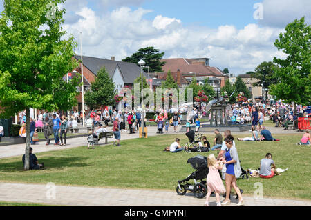 Le Warwickshire Stratford sur Avon - Bancroft jardins sur une belle journée d'été - vacances foule le soleil brille, Banque D'Images