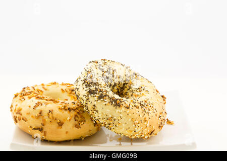 Tout ce bagel bagel appuyée sur l'oignon blanc sur plaque. Banque D'Images