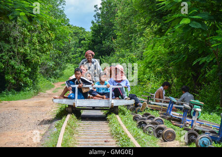 Chemin de fer de bambou, Battambang, Cambodge. 5 Septembre, 2015 Banque D'Images