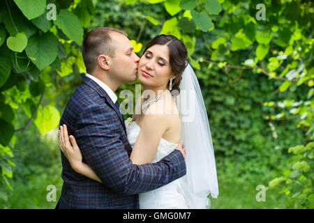 Marié en chemise blanche mariée baiser la main. Photo très douce Banque D'Images