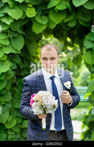 Confiant dans une mariée costume coûteux Banque D'Images