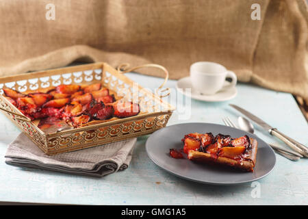Gâteau aux prunes en style rustique Banque D'Images