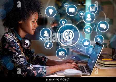 Jeune femme sur la mise en réseau Social Media Concept avec des icônes de l'écran de projection holographique Banque D'Images