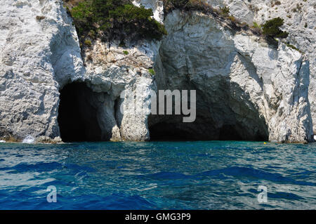 Entrée dans deux grottes marines à Zante, Grèce. Banque D'Images