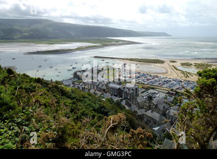 Vue de la vieille ville de Barmouth et mer de collines derrière, au nord du Pays de Galles Banque D'Images