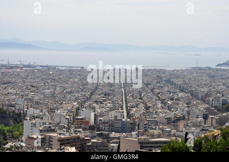 Vue sur la mer et des bâtiments de la ville de la banlieue sud d'Athènes, Grèce. Banque D'Images