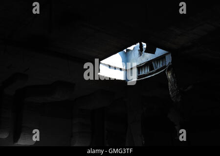 Puits de lumière au plafond à l'intérieur sombre usine abandonnée. La décroissance industrielle. Banque D'Images