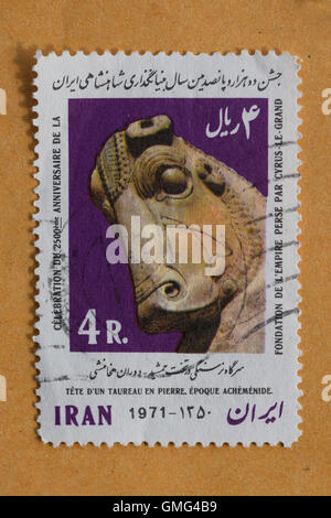 Tête de taureau sur l'art antique en pierre de l'ère achéménide sur timbre iranien vintage. Banque D'Images