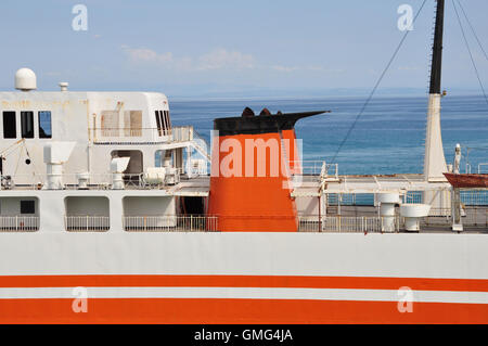 Pont de bateau ferry. Navire à passagers abandonnés à la rouille closeup détail. Banque D'Images