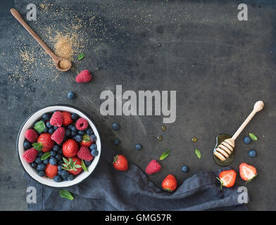 Berry châssis avec copie espace sur la droite. Fraises, framboises, bleuets et de feuilles de menthe Banque D'Images