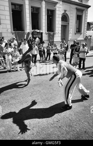 Matão, SP, BRÉSIL - le 23 juin 2011. Photo en noir et blanc de deux personnes jouant la capoeira dans la rue Banque D'Images