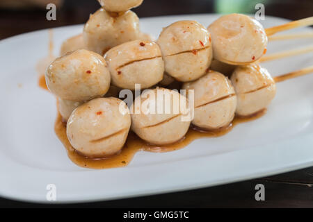 Des boulettes de viande grillée, thai street food Banque D'Images