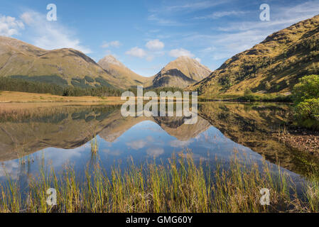 Réflexions à Lochan Urr sur un ciel bleu ensoleillé, Glen Etive, Highlands, Scotland Banque D'Images