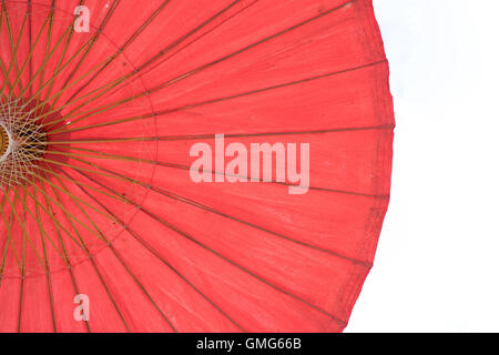 En vertu de la structure un vieux parapluie rouge fond blanc Banque D'Images