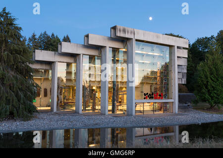 Vancouver, Canada : Lune se levant sur le musée d'anthropologie de l'Université de la Colombie-Britannique. Banque D'Images