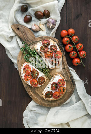 Brushtta avec sandwiches tomates cerises rôties, fromage doux Banque D'Images