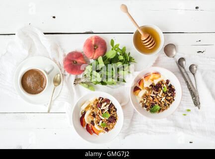 Petit déjeuner sain. Bol de céréales d'avoine avec du yogourt, fruits frais, menthe et miel Banque D'Images