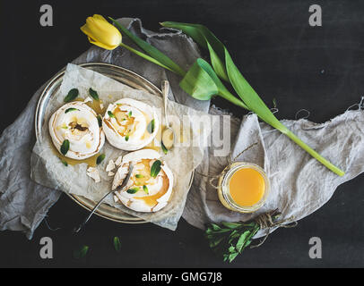 Merengues avec le lait caillé de citron, menthe fraîche sur plateau d'argent, beige serviette de cuisine Banque D'Images