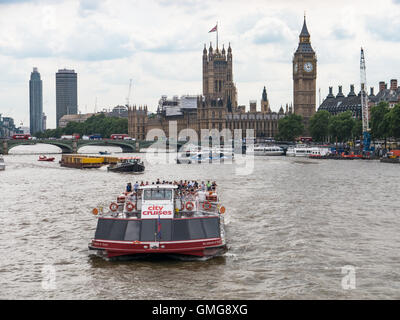 Un city cruisers bateau touristique en bateau sur la Tamise, Londres, Angleterre Banque D'Images