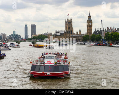 Un city cruisers bateau touristique en bateau sur la Tamise, Londres, Angleterre Banque D'Images