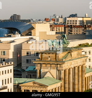 Porte de Brandebourg quadriga, vue du Reichtstag dome , fond nouvelle ambassade américaine, Tiergarten , Berlin Banque D'Images