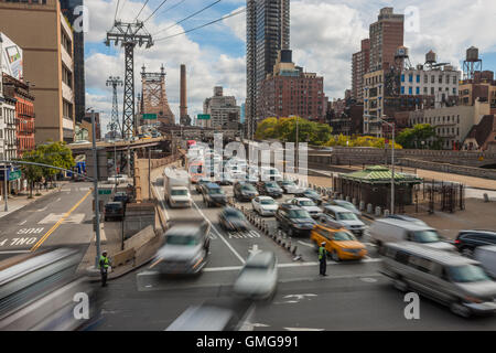 Le trafic arrive midi Manhattan de reines sur le Queensboro Bridge à New York. Banque D'Images