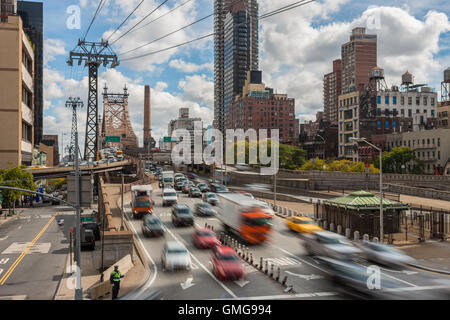 Le trafic arrive midi Manhattan de reines sur le Queensboro Bridge à New York. Banque D'Images