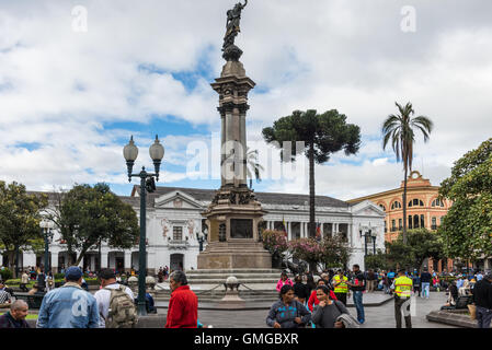 Rassemblement des visiteurs autour de la Plaza de la Independencia au centre historique de la vieille ville de Quito, en Équateur. Banque D'Images