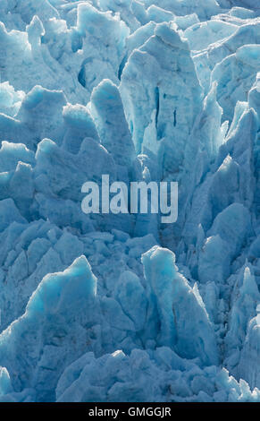 Un glacier a poussé des morceaux de glace dans un modèle de ventilateur. Banque D'Images