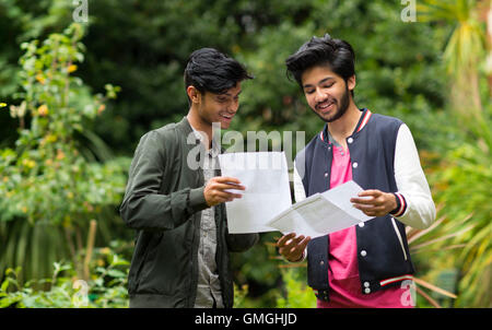 Les étudiants masculins recueillir leur GCSE résultats dans une école. Banque D'Images