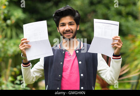 Un étudiant avec son GCSE résultats dans une école. Banque D'Images