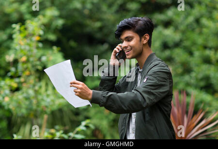 Un étudiant avec son GCSE résultats dans une école. Banque D'Images