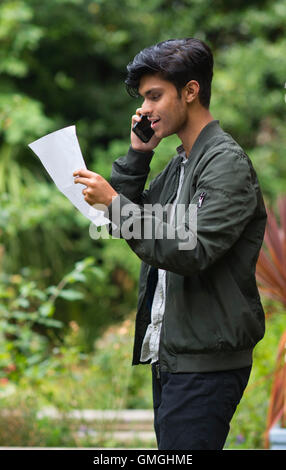 Un étudiant avec son GCSE résultats dans une école. Banque D'Images