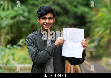 Un étudiant avec son GCSE résultats dans une école. Banque D'Images