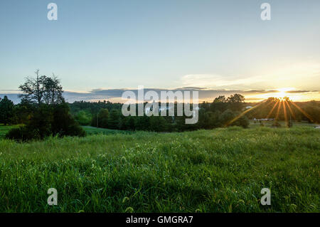 Tôt le matin, vue sur l'abbaye de Gethsemani, un monastère trappiste au Kentucky, au lever du soleil Banque D'Images