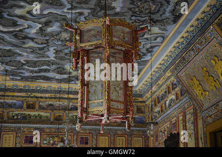 Hue, Vietnam - Janvier 5,2015 -lampe chinoise dans l'intérieur du tombeau Khai Dinh impériale à Hue, Vietnam Banque D'Images