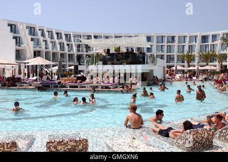 Le Hard Rock Hotel à Platja d'en Bossa sur l'île espagnole d'Ibiza. Vu ici à partir de la plage et à la piscine. Banque D'Images