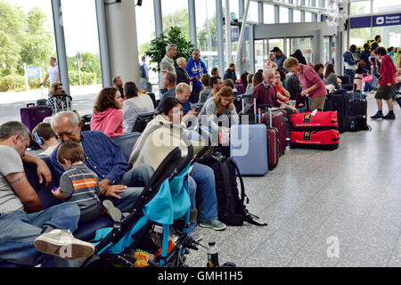 Sac de personnes en attente d'enregistrement à l'aéroport Banque D'Images