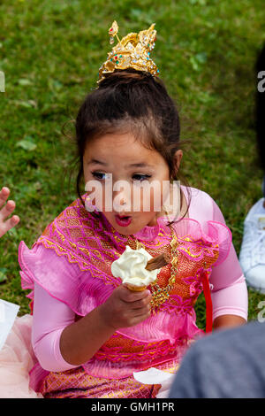 Un enfant thaïlandais de manger une glace à la Brighton Festival thaïlandais, Preston Park, Brighton, Sussex, UK Banque D'Images