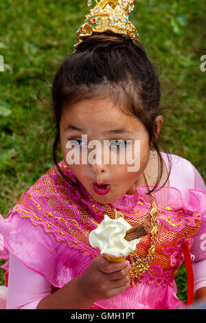 Un enfant thaïlandais de manger une glace à la Brighton Festival thaïlandais, Preston Park, Brighton, Sussex, UK Banque D'Images